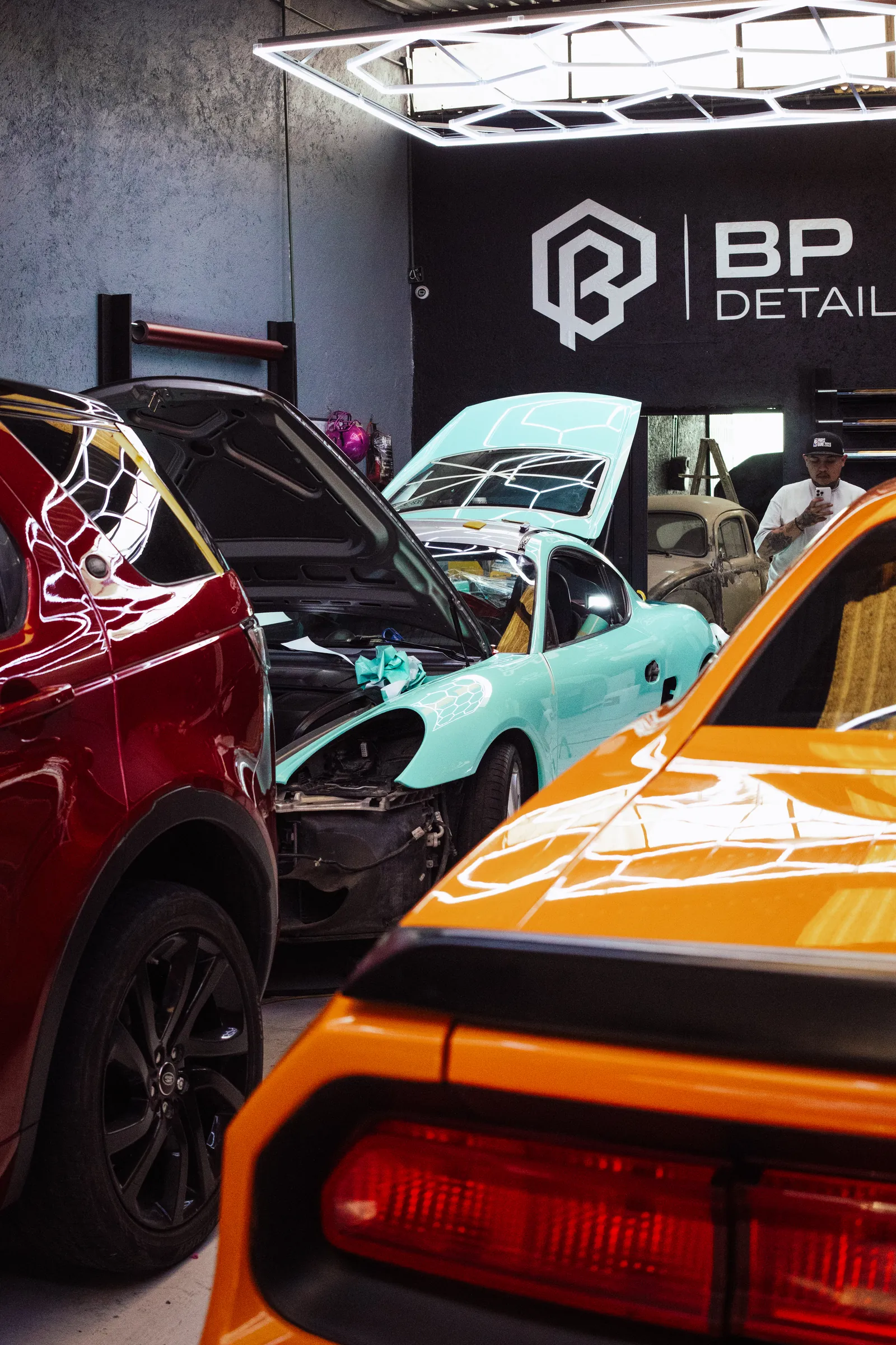 Estudio de BP Detailing con techo de luces hexagonales