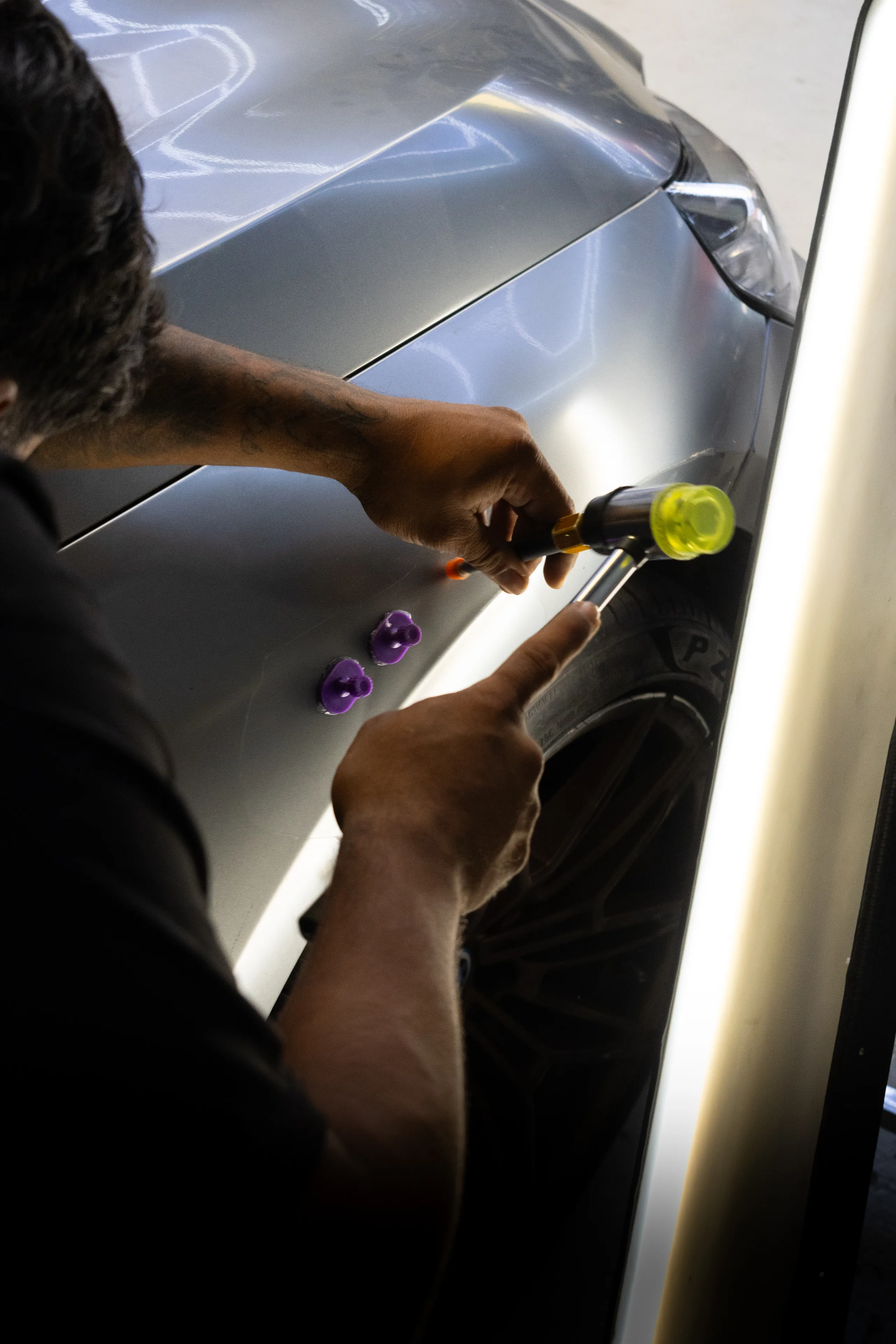 Pulido de un panel plateado con pulidora en BP Detailing
