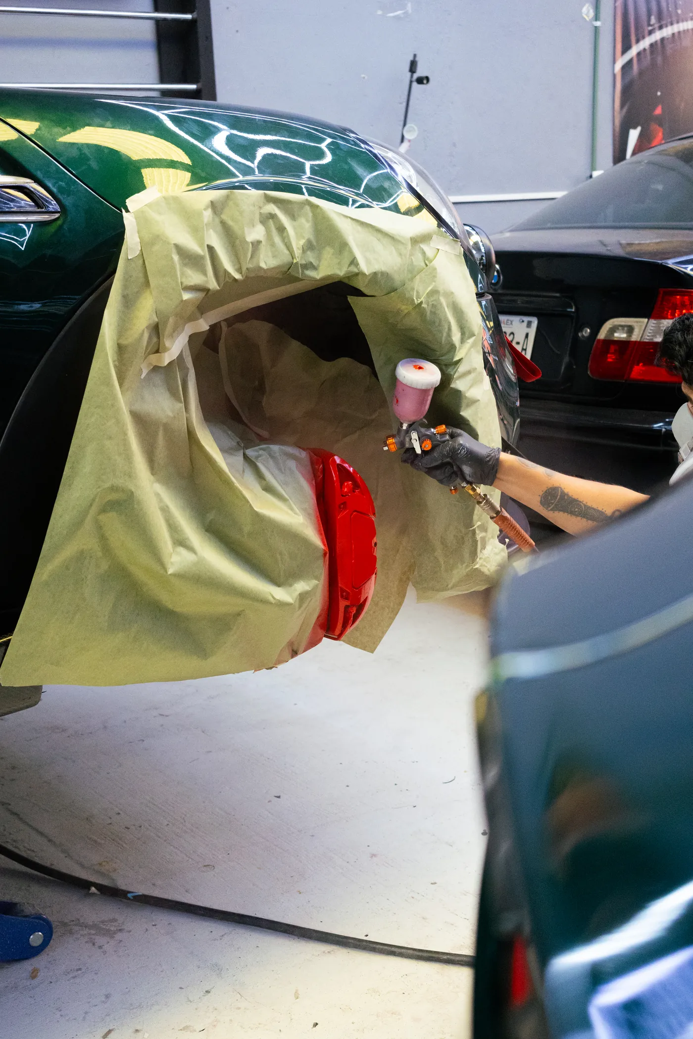 Pintura de un automóvil enmascarado en el taller de BP Detailing